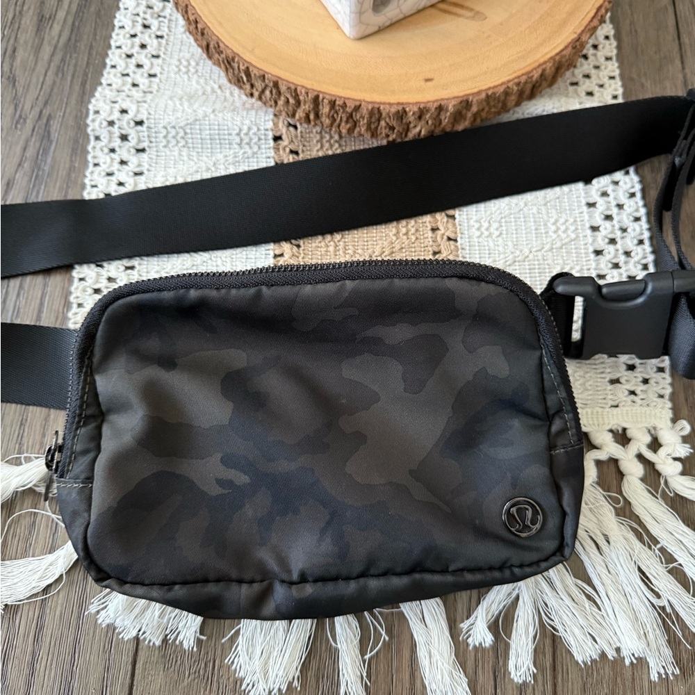 lululemon Camouflage Everywhere belt bag